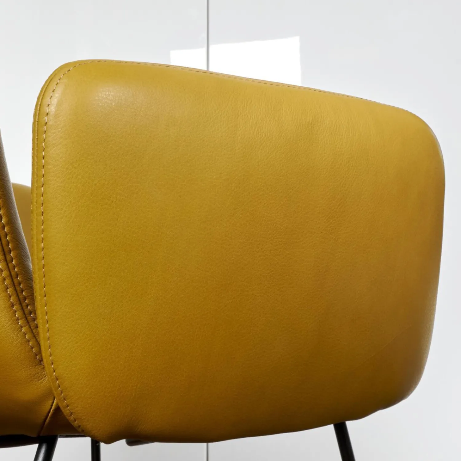 KFF Stuhlsets|2-er Stuhlgruppe Arva Light Mit Armlehne Leder Sauvage Citrin 8118 Drahtkufe Schwarz