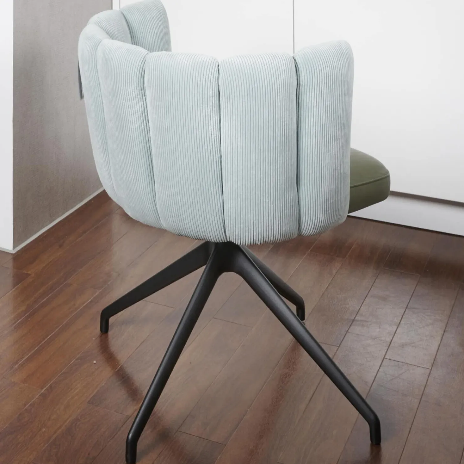 KFF Stuhlsets|2-er Stuhlgruppe Gaia Rücken Stoff Lisboa 18 Sitz Leder Silk Dark Olive 182 4-Fuß Sterngestell Schwarz