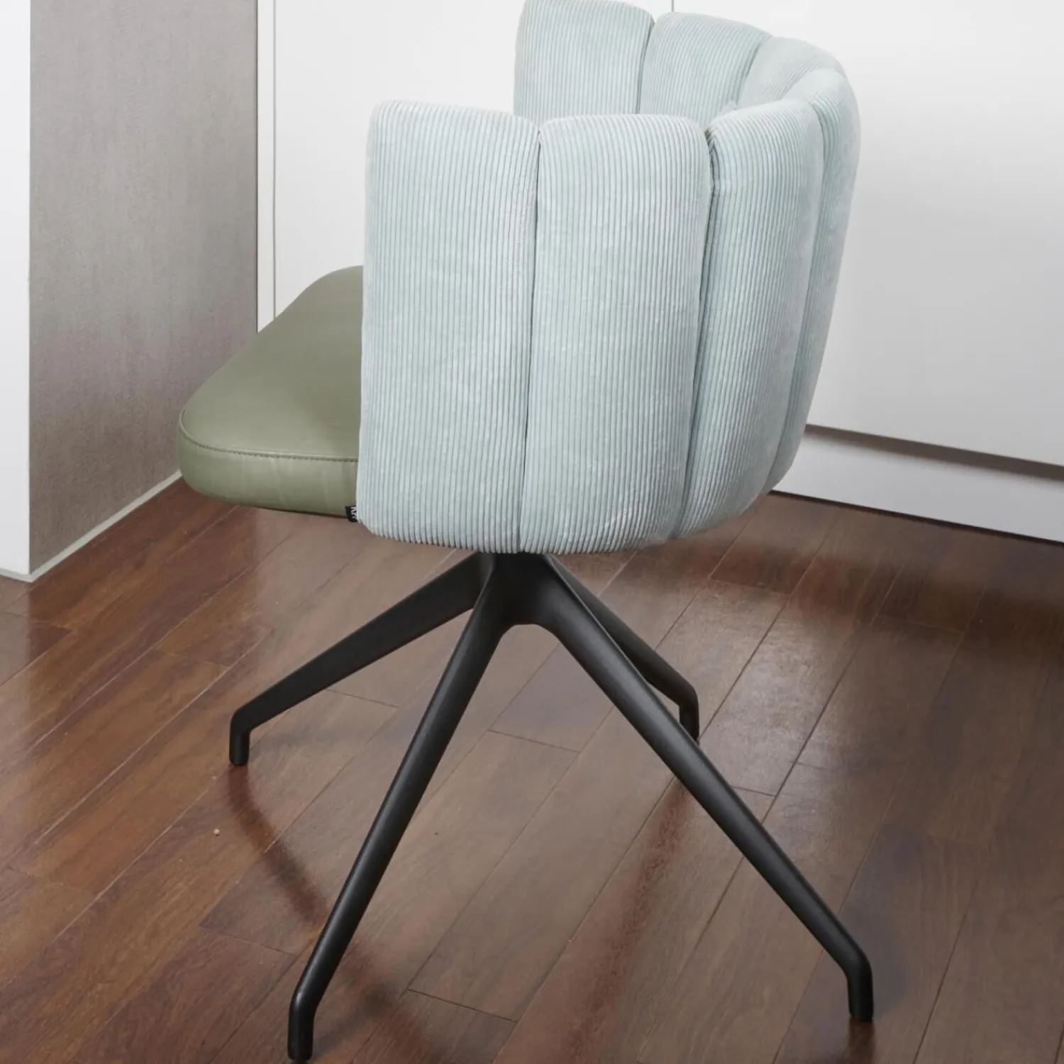 KFF Stuhlsets|2-er Stuhlgruppe Gaia Rücken Stoff Lisboa 18 Sitz Leder Silk Dark Olive 182 4-Fuß Sterngestell Schwarz