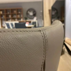 Scholtissek Stuhlsets|4er-Set Armlehnpolsterstuhl Kasaar Leder Prestige M 131 Kiesel Gestell Eiche Puro Geölt