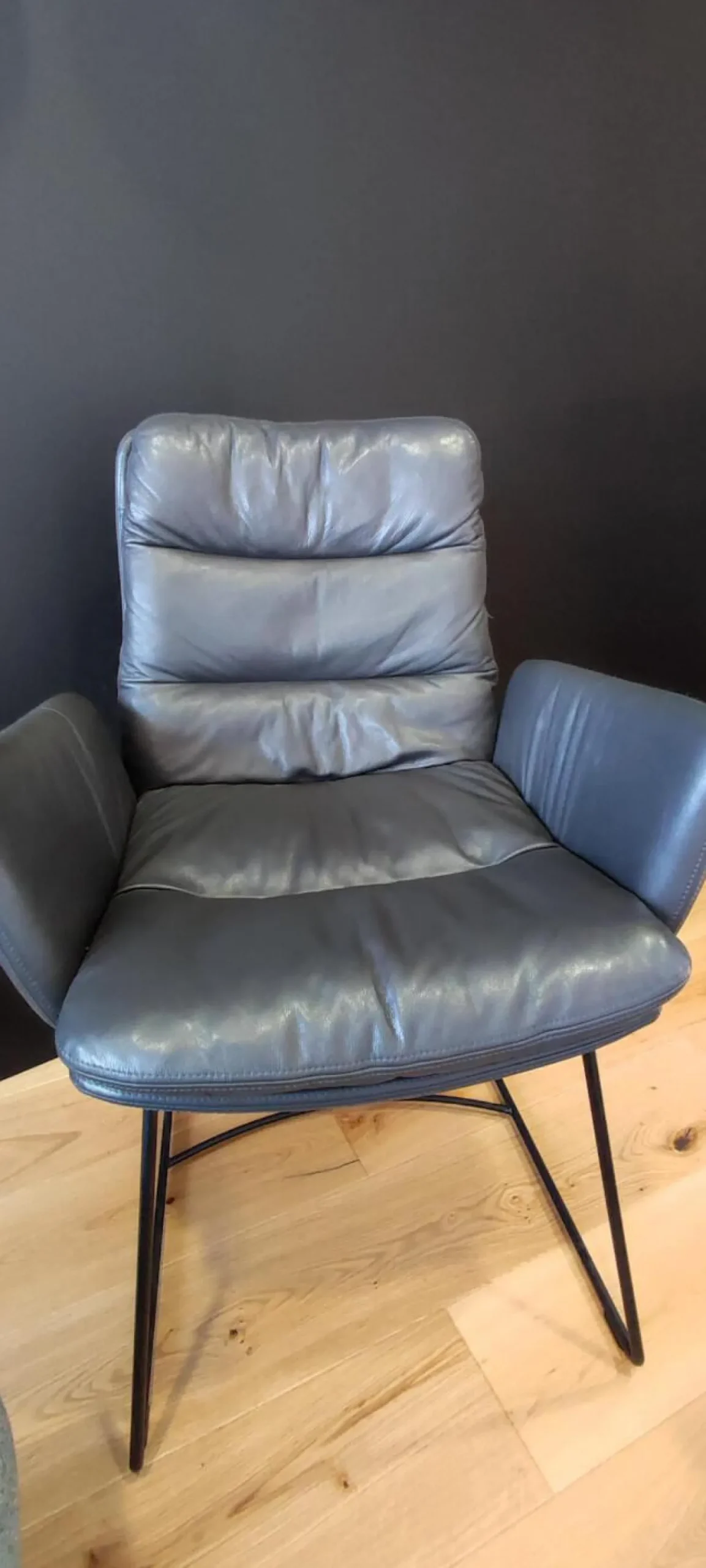 KFF Stuhlsets|2er-Set Armlehnstuhl Arva 1512 A2 Leder Sauvage 4 8102 Anthrazit Rundrohrgestell M02 Struktur Schwarz