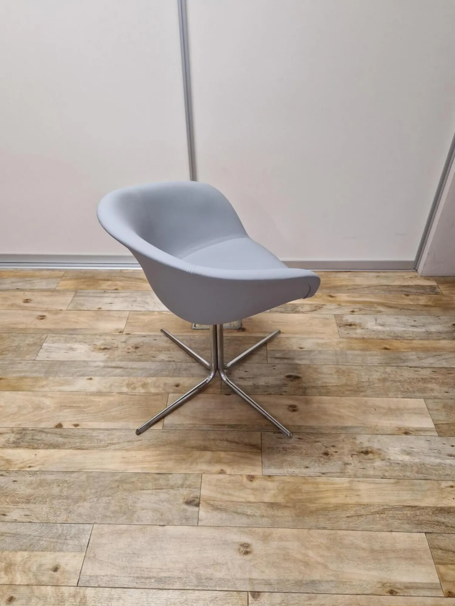 Arper Stuhlsets|6er-Set Armlehnstuhl Duna 02 Kunstleder Valencia Spradling VL04.045 Grau Spinnenfuß Cro Stahl Verchromt Drehbar