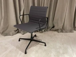 Vitra Stuhlsets|4er-Set Armlehnstuhl EA104 Bezug Hopsak Dunkelgrau 05 Gestell Aluminium Drehbar Filzgleiter Ohne Tisch