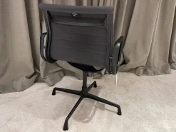 Vitra Stuhlsets|4er-Set Armlehnstuhl EA104 Stoff Hopsak 05 Dunkelgrau Drehgestell Aluminium Tiefschwarz Pulverbeschichtet