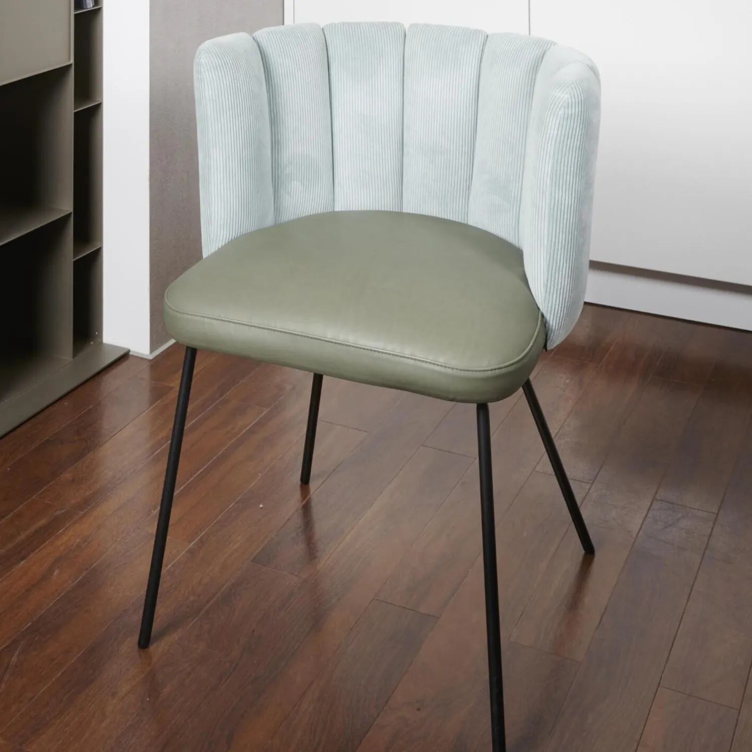 KFF Stuhlsets|2er-Set Armlehnstuhl Gaia Rundrohrgestell Bezug Rücken Stoff Lisboa Farbe 18 Sitz Leder Silk Dark Olive