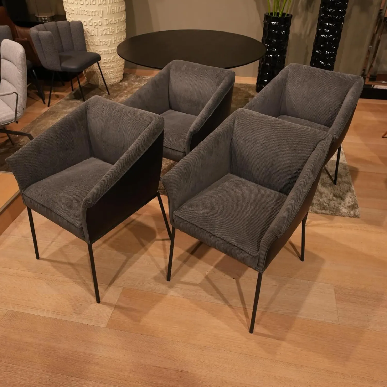 KFF Stuhlsets|4er-Set Armlehnstuhl Milo Bezug Innen Stoff Lisboa 1 Grau Außen Leder Glove Schwarz Gestell Struktur Anthrazit