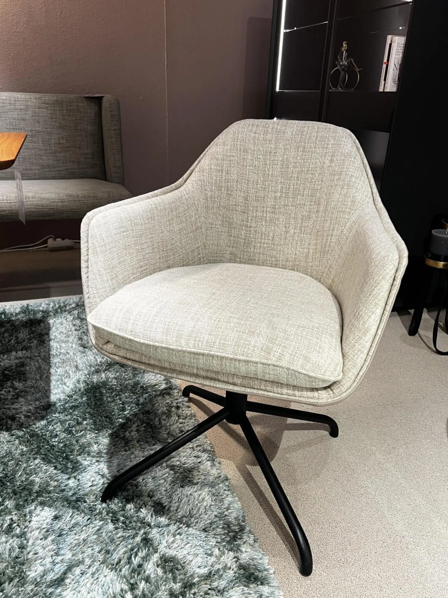 Christine Kröncke Stuhlsets|2er-Set Armlehnstuhl Sophie Innen Stoff Sama 072 Papyrus Creme Außen Leder Nature Lavagrau Gestell Schwarz Pulverbeschichtet