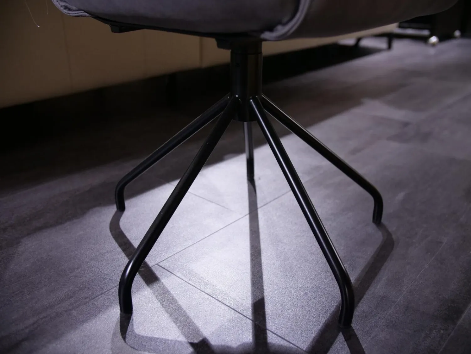 Bacher Stuhlsets|4er-Set Armstuhl Aiden Soft Leder Luna Steingrau Spinnenfuß Schwarz Mit Gleitern Und Drehmechanik