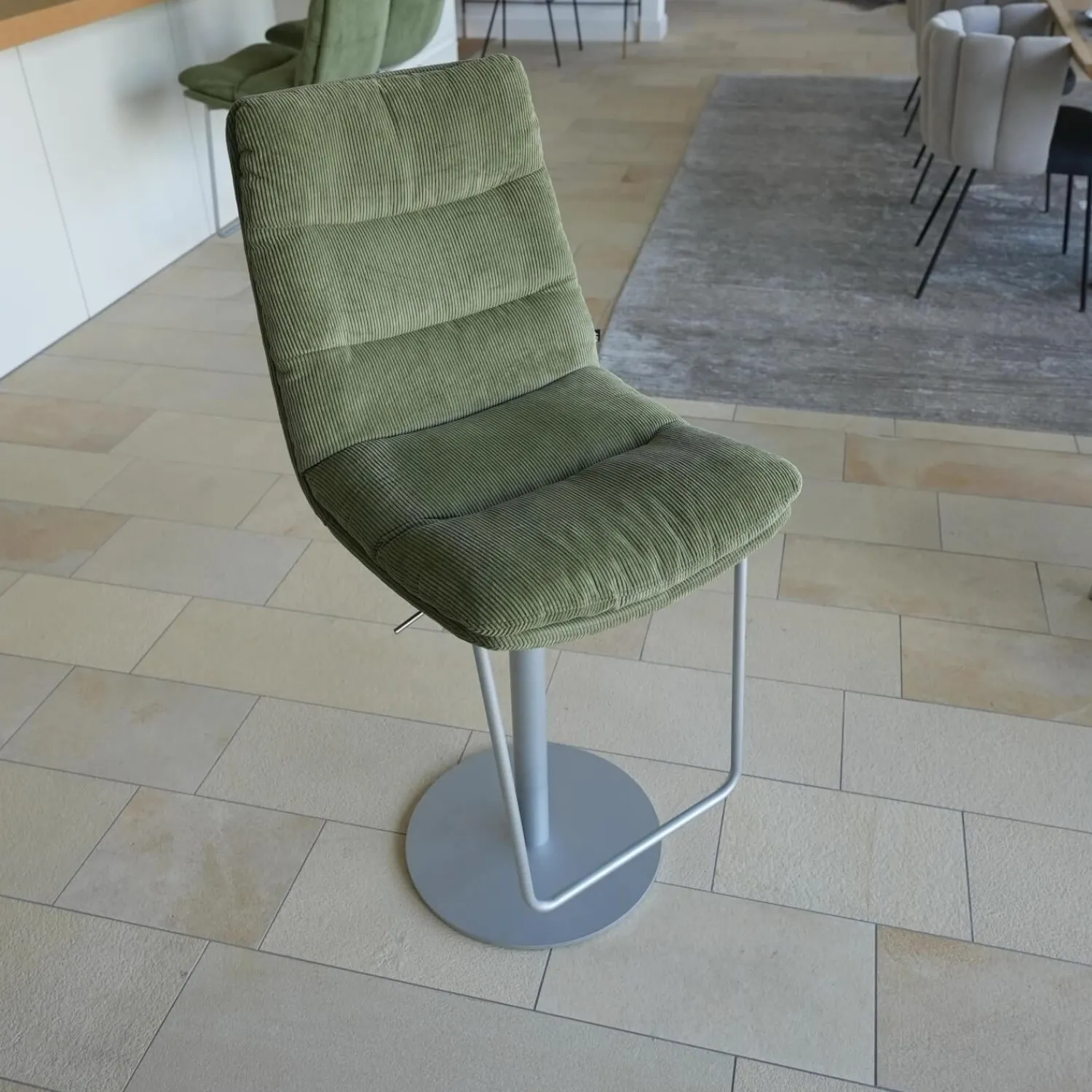 KFF Barhocker & Barstühle|3er-Set Barhocker Arva Stoff Lisboa 24 Grün Säulengestell Runde Bodenplatte Struktur Schwarz M02 Silber Drehbar Mit Höhenverstellung