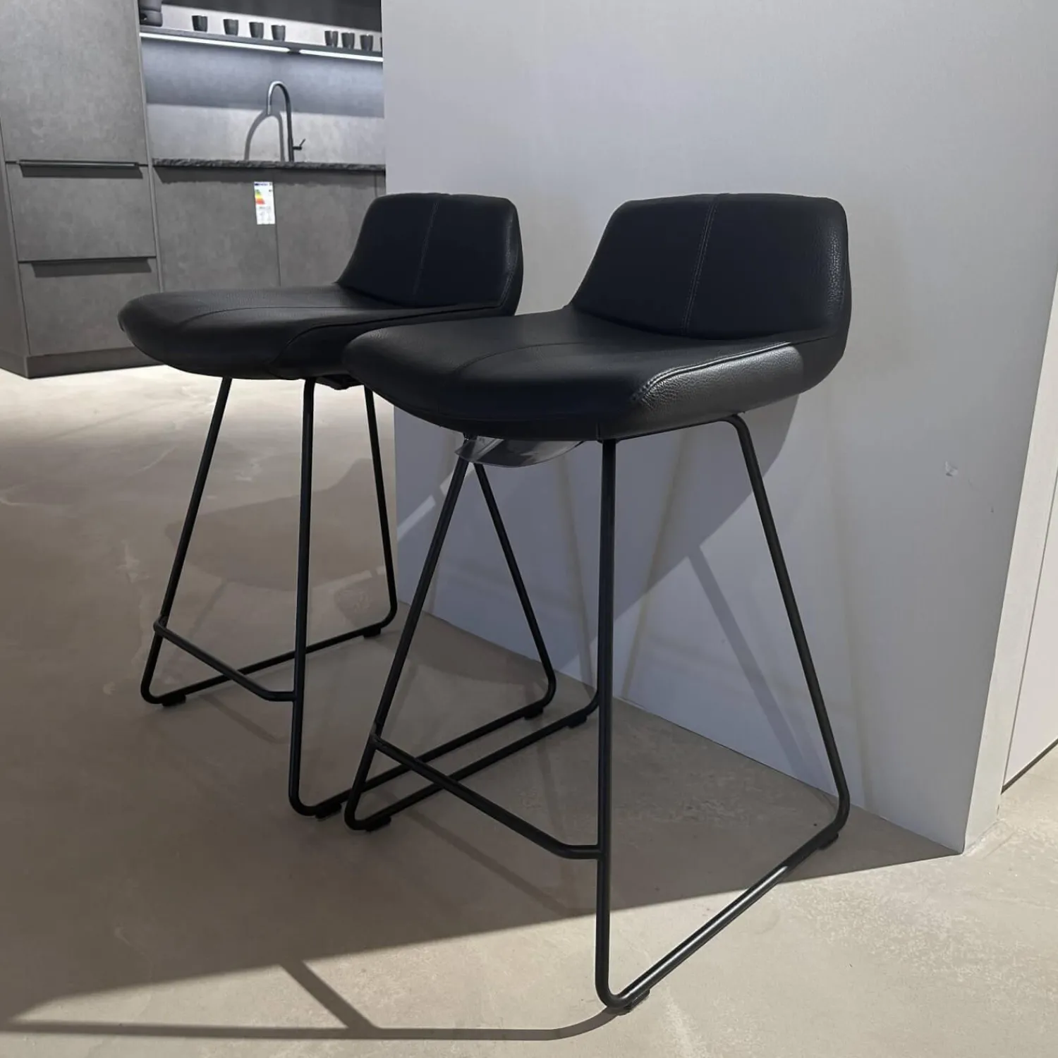 Leolux Barhocker & Barstühle|2er-Set Barhocker Caron Leder Senso 1000 Schwarz Gestell Epoxy Granite Anthrazit Matt