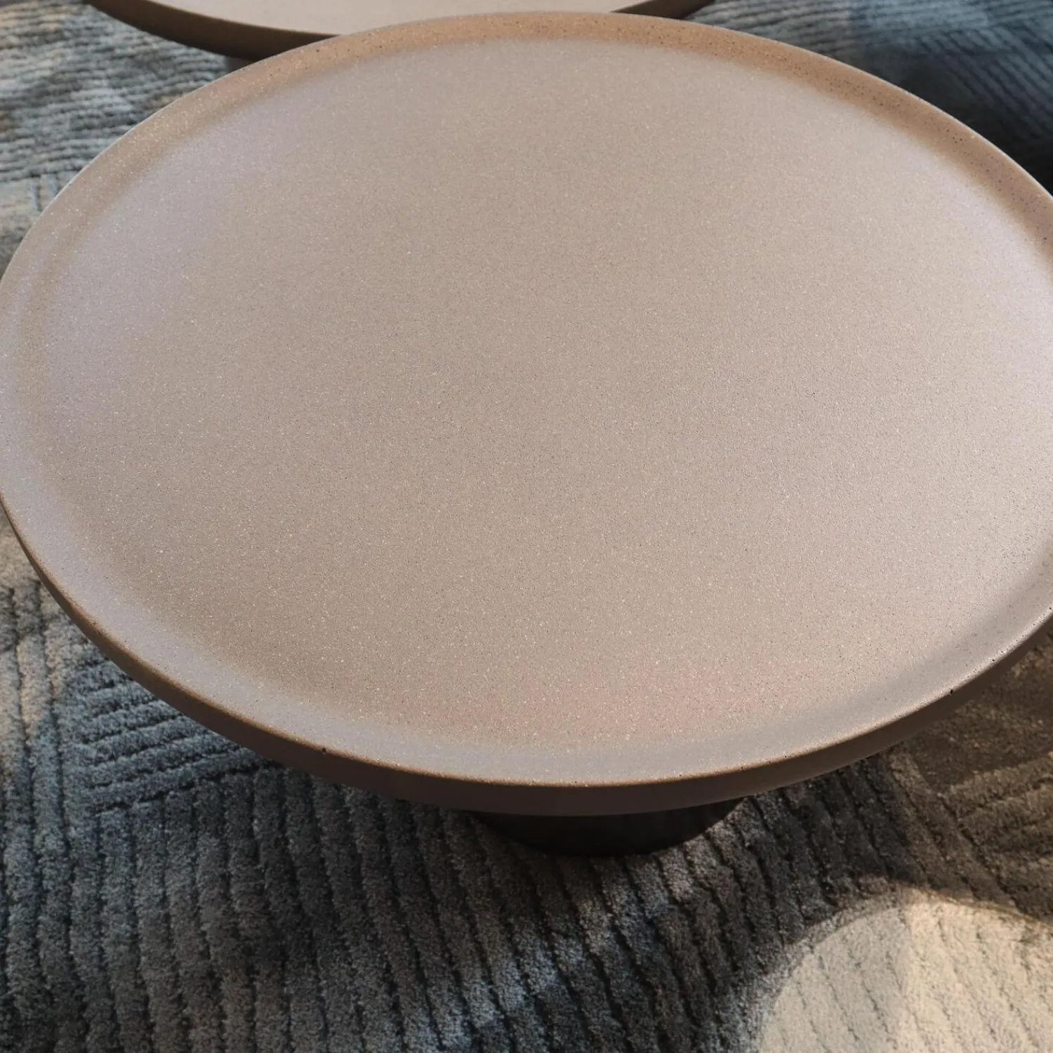 Molteni & C Beistelltische|2er-Set Beistelltisch Louisa Mit Zwei Tischplatten Und Zwei Tischfüßen Zement Asche Grau Gestell Zinnfarbig