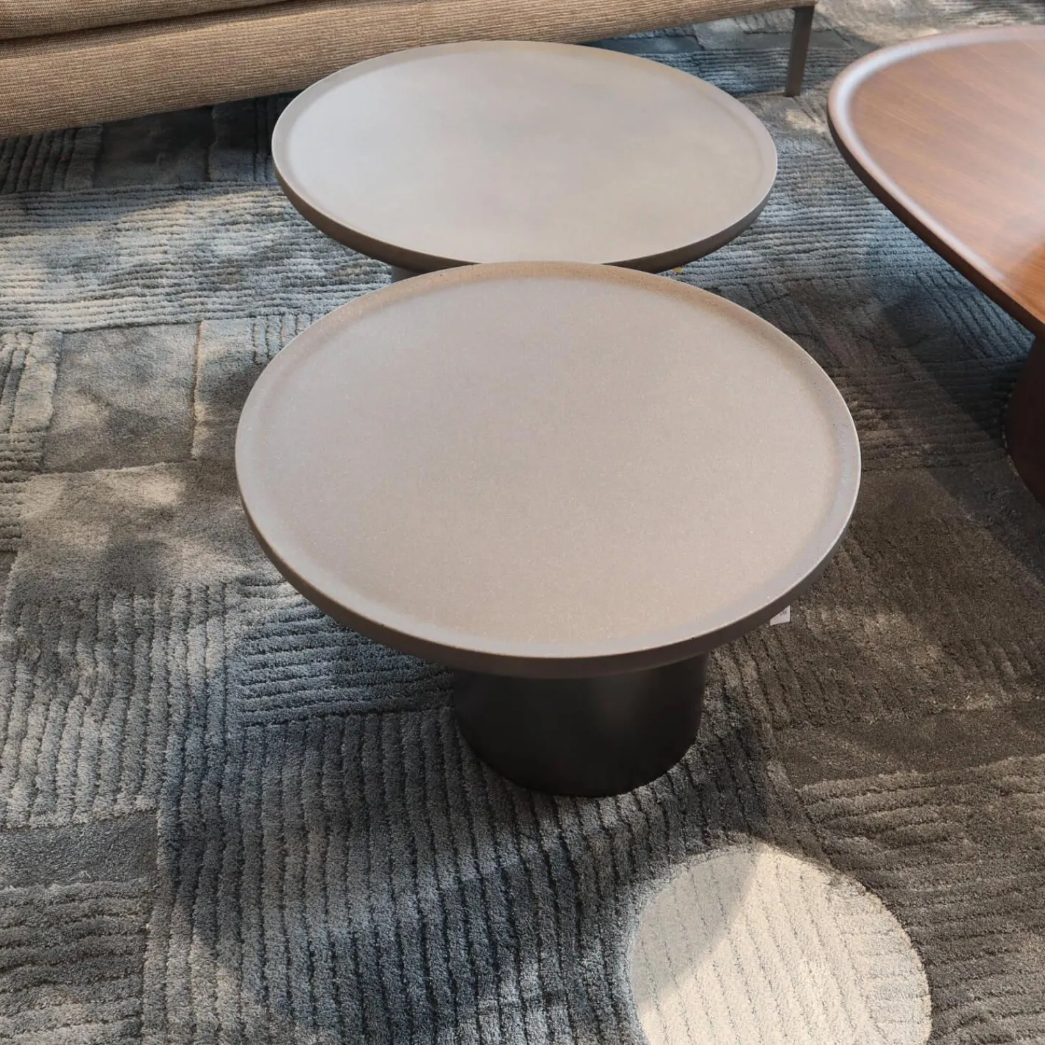 Molteni & C Beistelltische|2er-Set Beistelltisch Louisa Mit Zwei Tischplatten Und Zwei Tischfüßen Zement Asche Grau Gestell Zinnfarbig