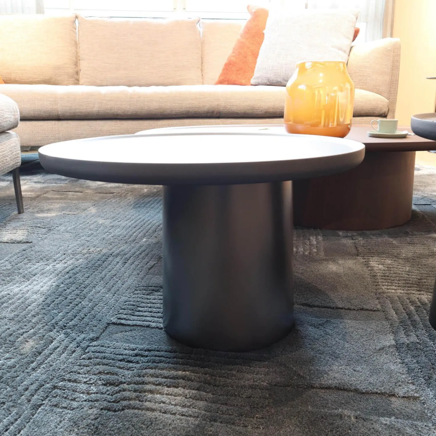 Molteni & C Beistelltische|2er-Set Beistelltisch Louisa Mit Zwei Tischplatten Und Zwei Tischfüßen Zement Asche Grau Gestell Zinnfarbig