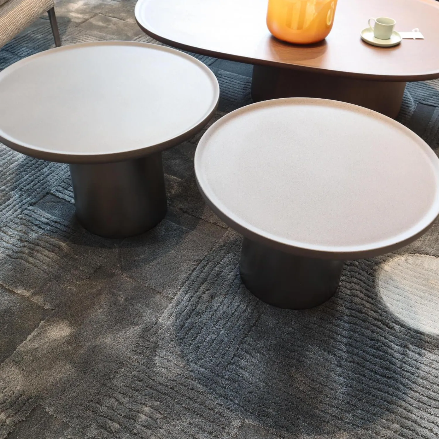 Molteni & C Beistelltische|2er-Set Beistelltisch Louisa Mit Zwei Tischplatten Und Zwei Tischfüßen Zement Asche Grau Gestell Zinnfarbig