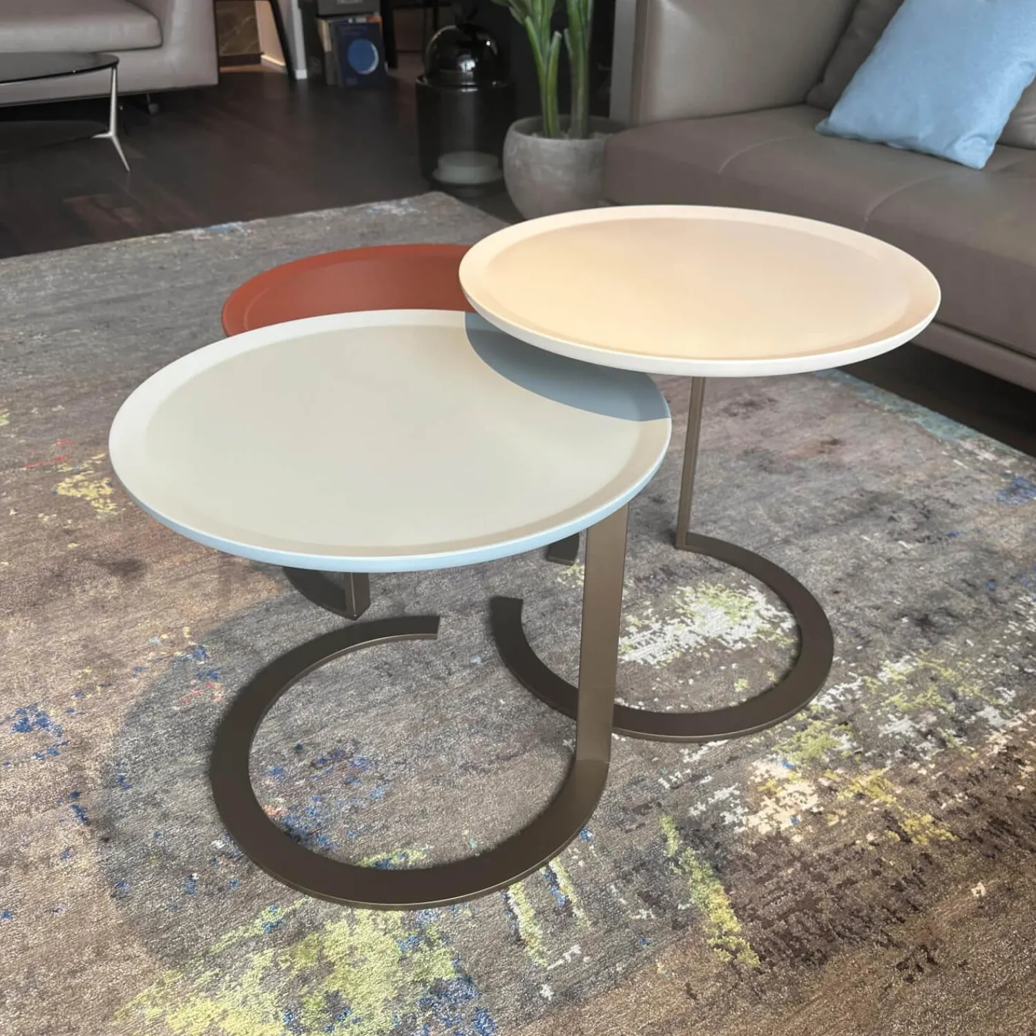 Christine Kröncke Beistelltische|3er-Set Beistelltisch Trio Platte Lack High Hell Beige Medium Ocean Grau Low Maroon Braun Rot Metallgestell Bronze Look Schwarz