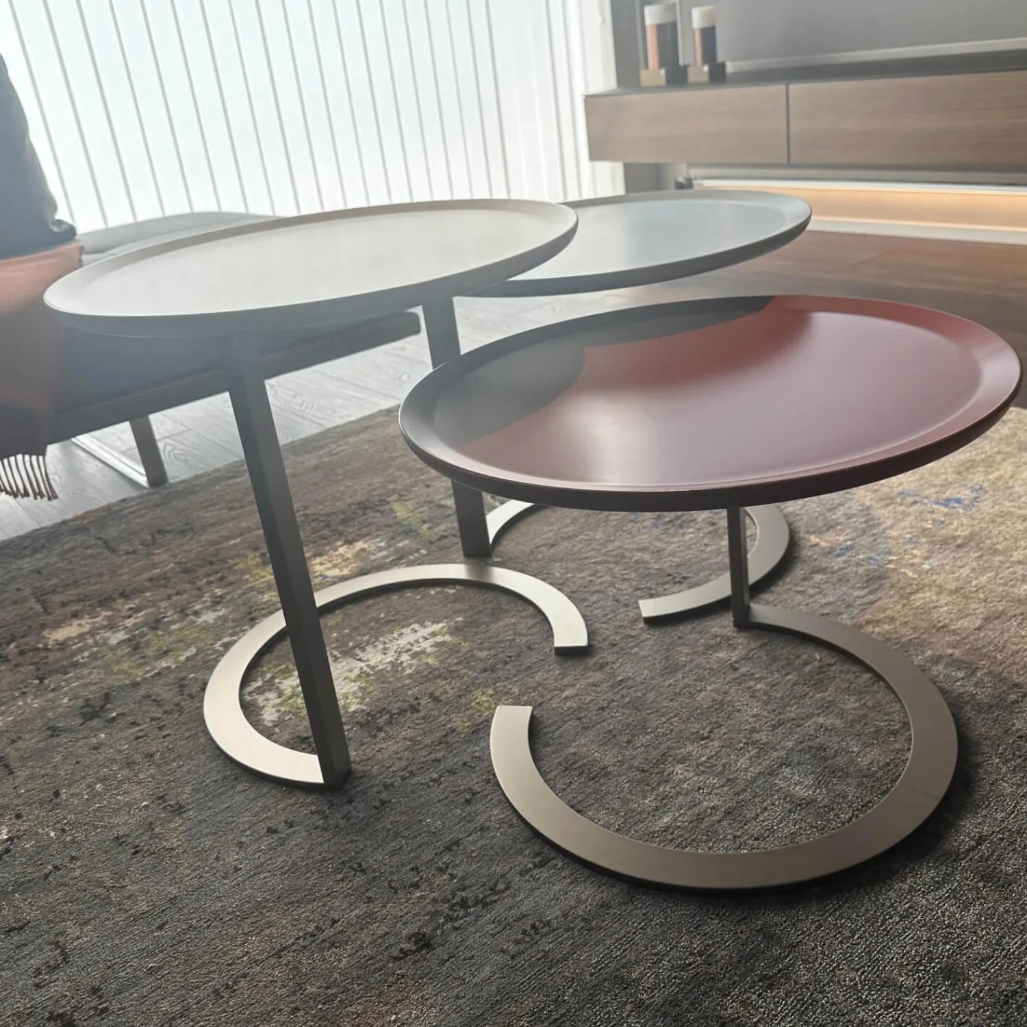 Christine Kröncke Beistelltische|3er-Set Beistelltisch Trio Platte Lack High Hell Beige Medium Ocean Grau Low Maroon Braun Rot Metallgestell Bronze Look Schwarz