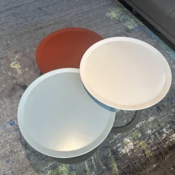 Christine Kröncke Beistelltische|3er-Set Beistelltisch Trio Platte Lack High Hell Beige Medium Ocean Grau Low Maroon Braun Rot Metallgestell Bronze Look Schwarz