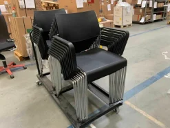 Brunner Stuhlsets|20er-Set Stapelstuhl mit Armlehnen Linos Schwarz auf Rollwagen