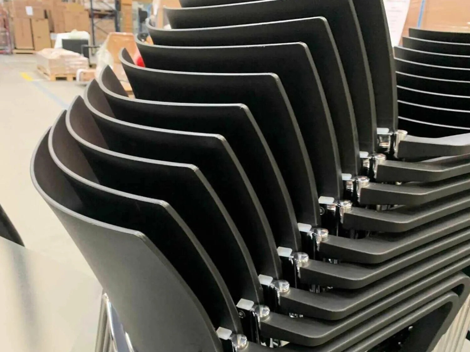 Brunner Stuhlsets|20er-Set Stapelstuhl mit Armlehnen Linos Schwarz auf Rollwagen