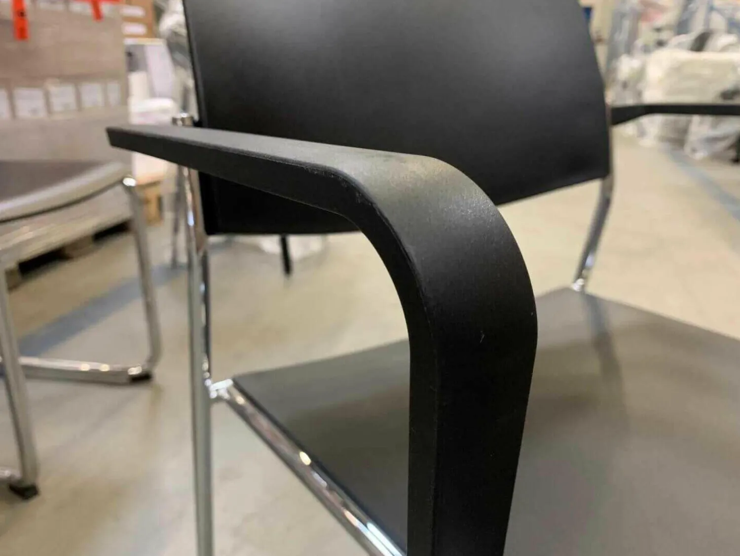 Brunner Stuhlsets|20er-Set Stapelstuhl mit Armlehnen Linos Schwarz auf Rollwagen