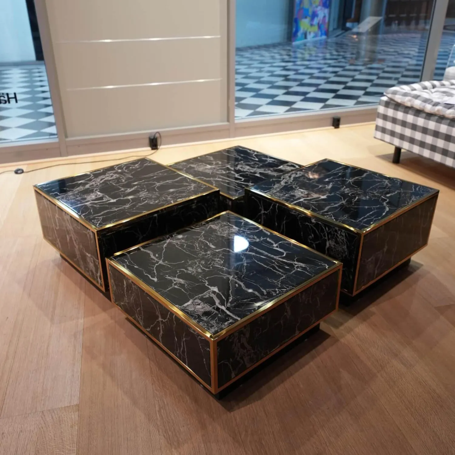 Eichholtz Couchtische|4er-Set Couchtisch Concordia Schwarzer Kunstmarmor Gold Finish