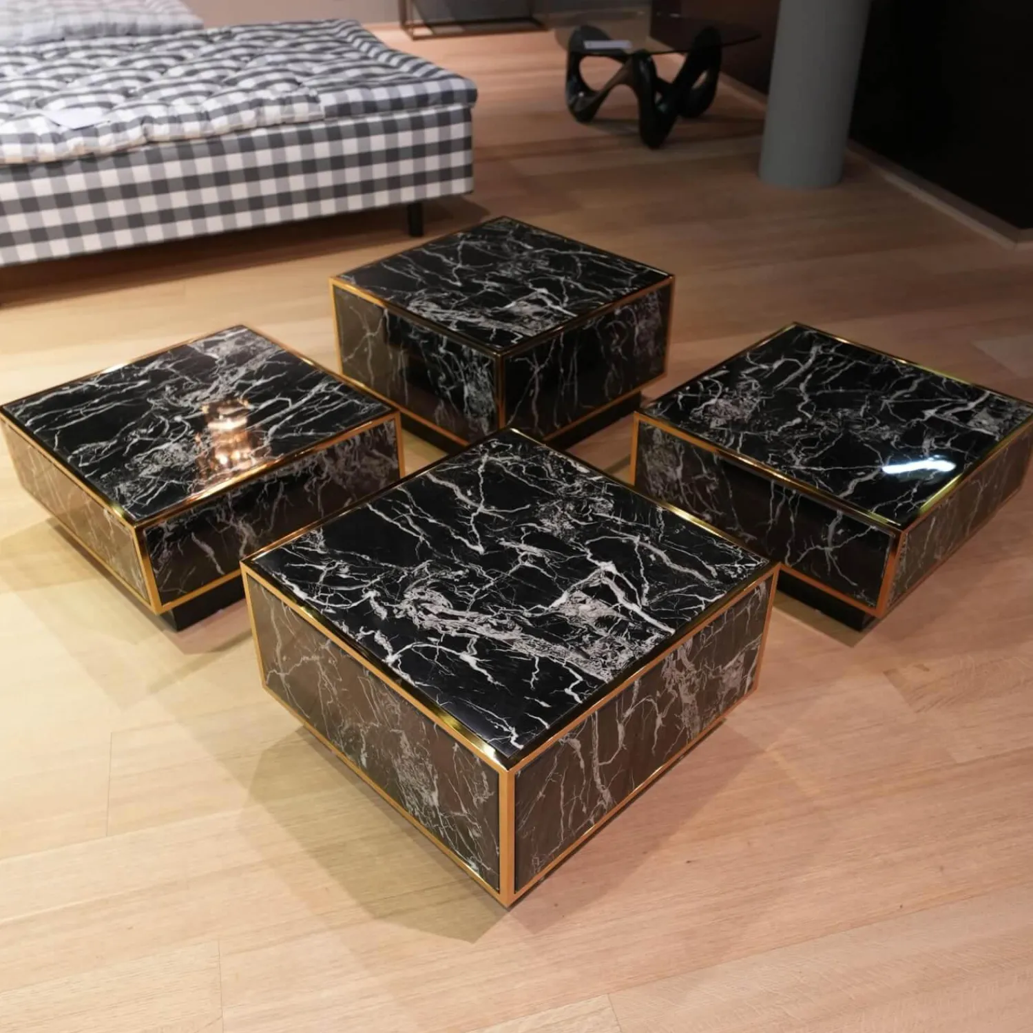 Eichholtz Couchtische|4er-Set Couchtisch Concordia Schwarzer Kunstmarmor Gold Finish