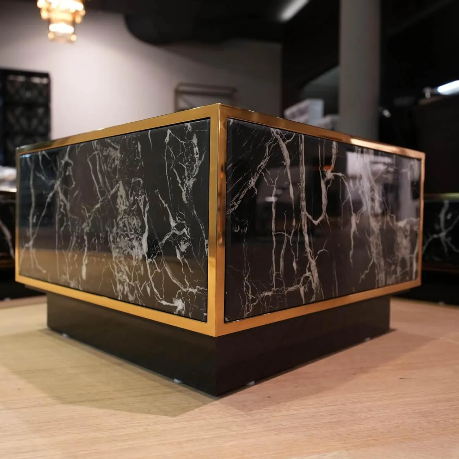 Eichholtz Couchtische|4er-Set Couchtisch Concordia Schwarzer Kunstmarmor Gold Finish