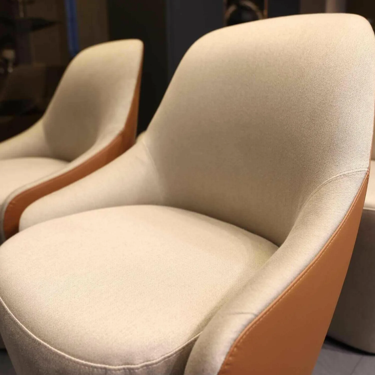 Christine Kröncke Stuhlsets|4er-Set Dean Armlehnstuhl Leder Nappa Seta 56 Copper Stoff Casanova 020 Beige