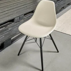 Vitra Stuhlsets|2er-Set Eames Plastik Side Chair DSW Sitzschale Kunststoff Kieselstein Gestell Ahorn Schwarz Lackiert