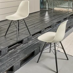 Vitra Stuhlsets|2er-Set Eames Plastik Side Chair DSW Sitzschale Kunststoff Kieselstein Gestell Ahorn Schwarz Lackiert