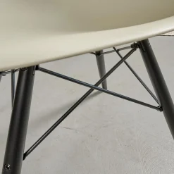 Vitra Stuhlsets|2er-Set Eames Plastik Side Chair DSW Sitzschale Kunststoff Kieselstein Gestell Ahorn Schwarz Lackiert