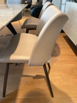 Poltrona Frau Stuhlsets|2er-Set Nice Leder 40 Cachemire Beige Füße Braun Lackiert