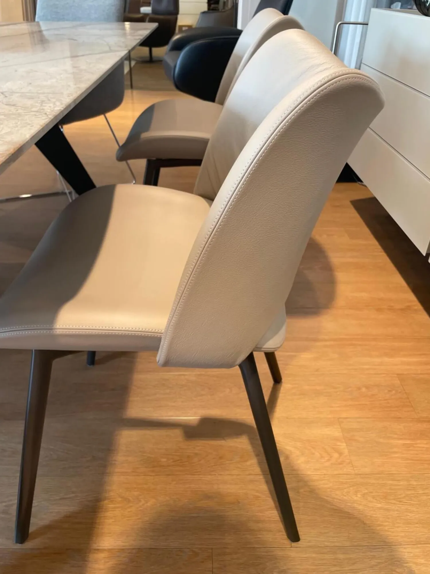 Poltrona Frau Stuhlsets|2er-Set Nice Leder 40 Cachemire Beige Füße Braun Lackiert