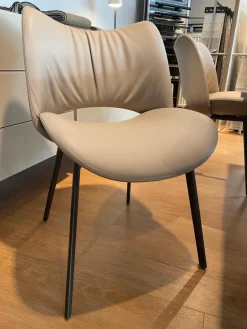 Poltrona Frau Stuhlsets|2er-Set Nice Leder 40 Cachemire Beige Füße Braun Lackiert