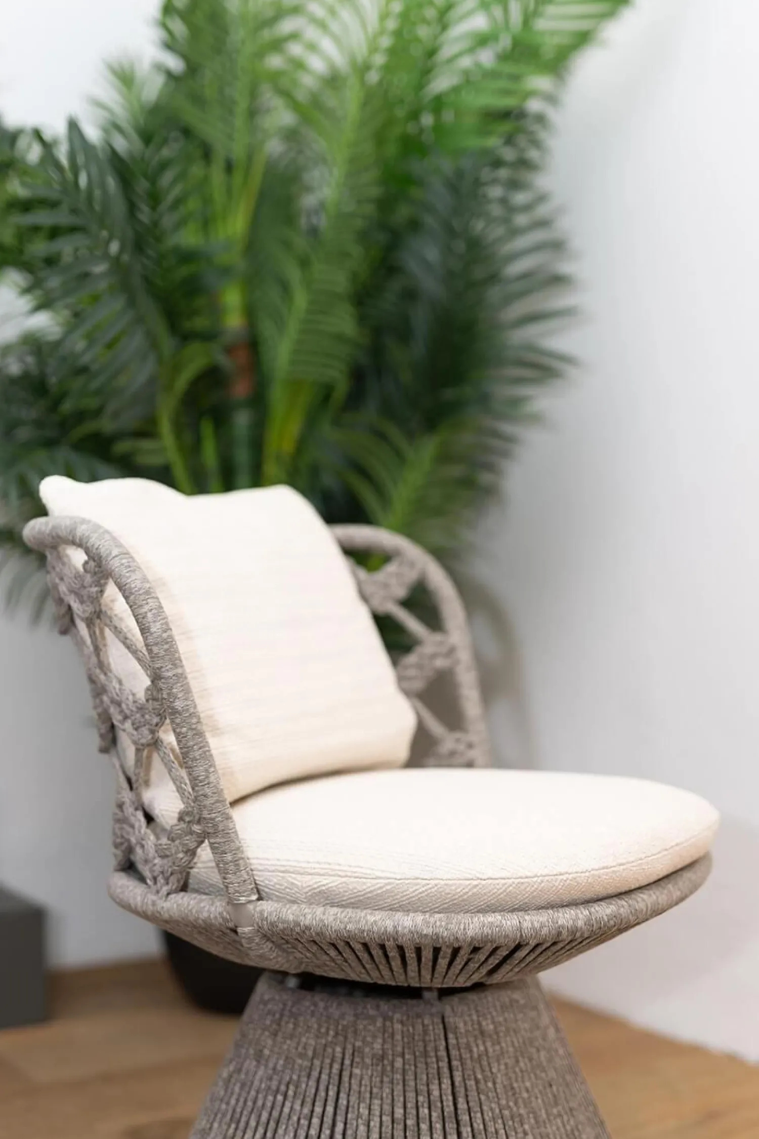 B&B Italia Gartenstühle|4er-Set Outdoorstuhl Flair Bezug Stoff Lilia Weiß Geflecht Taubengrau Gestell Tortora Lackiert