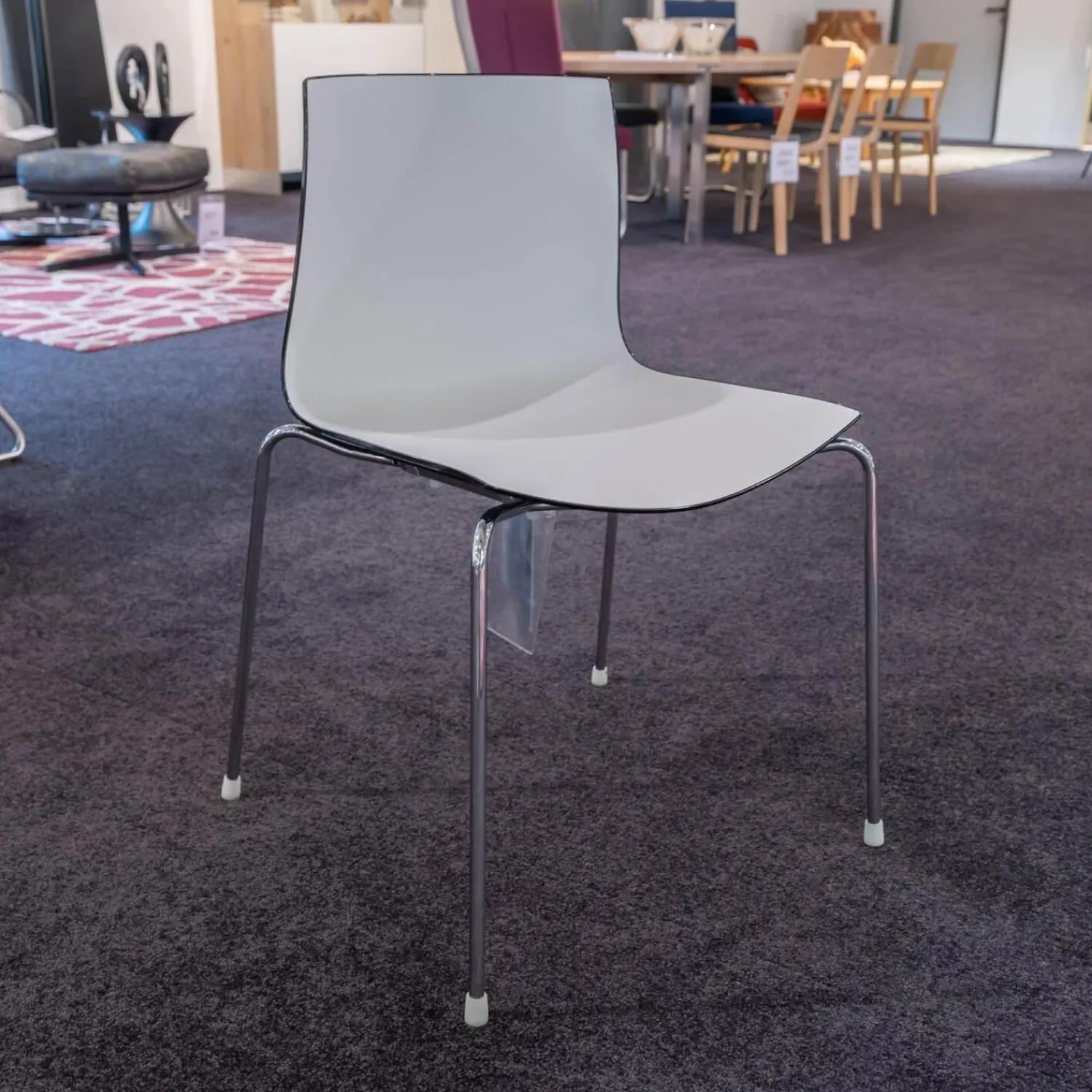 Arper Stuhlsets|2er-Set Stühle Catifa 46 Schwarz Vierfussgestell Chrom mit Schale Zweifarbig PO00209 Schwarz/Weiß