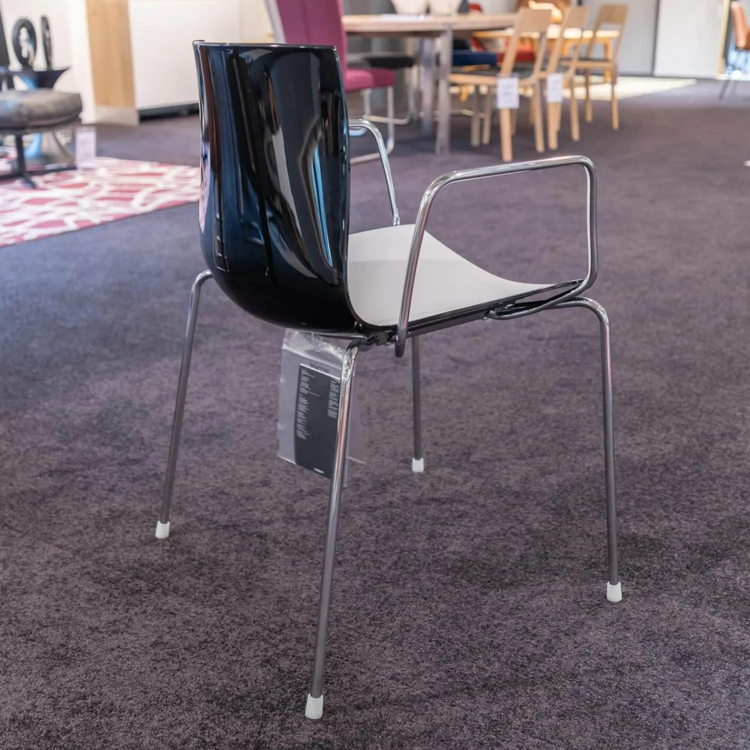 Arper Stuhlsets|2er-Set Stühle Catifa 46 Schwarz Vierfussgestell Chrom mit Schale Zweifarbig PO00209 Schwarz/Weiß