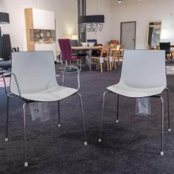 Arper Stuhlsets|2er-Set Stühle Catifa 46 Schwarz Vierfussgestell Chrom mit Schale Zweifarbig PO00209 Schwarz/Weiß