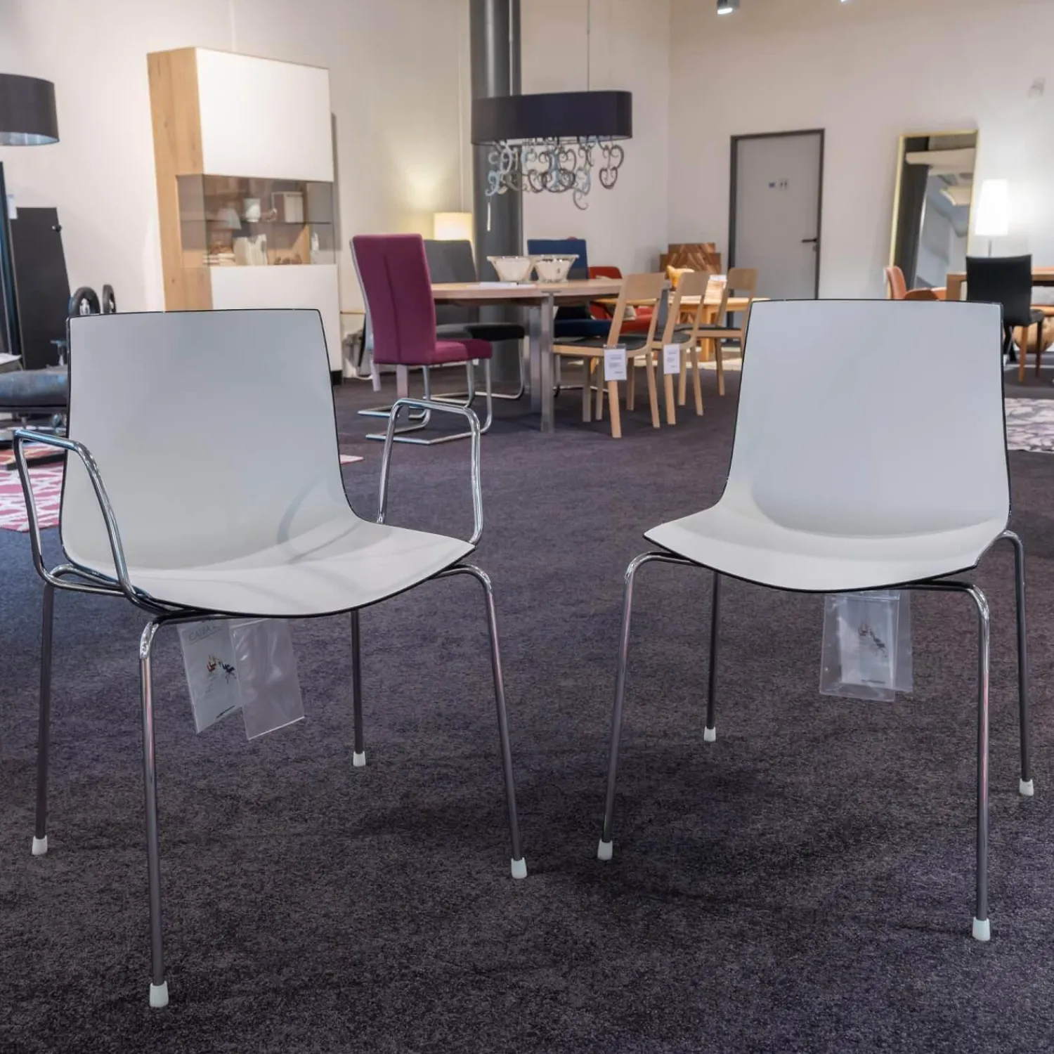 Arper Stuhlsets|2er-Set Stühle Catifa 46 Schwarz Vierfussgestell Chrom mit Schale Zweifarbig PO00209 Schwarz/Weiß