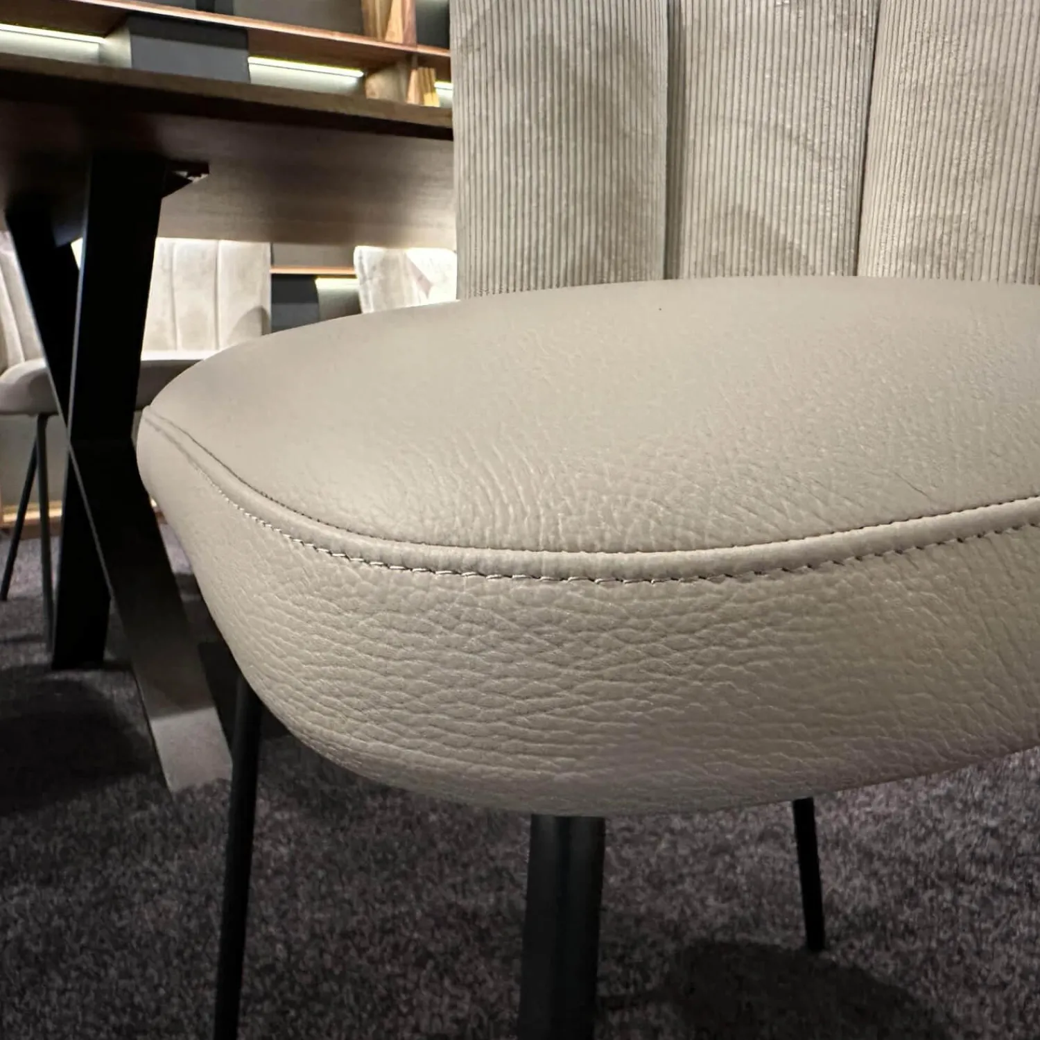 KFF Stuhlsets|6er-Set Stühle Gaia Lehne Stoff Lisboa Weiß Sitzfläche Leder Grau Creme Rundrohr Schwarz