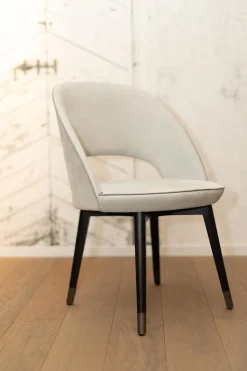 Baxter Stuhlsets|4er-Set Stuhl Colette Bezug Leder Kashmir Nuage Hellgrau Gestell Buche Wengefarben Gebeizt