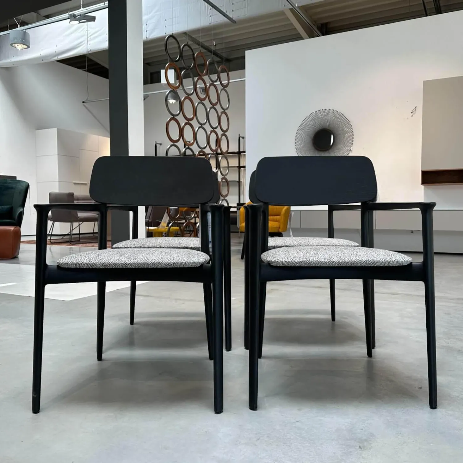 Poliform Stuhlsets|4er-Set Stuhl Curve Stoff E Skyros 04 Visione Grau Gestell Ulme Schwarz