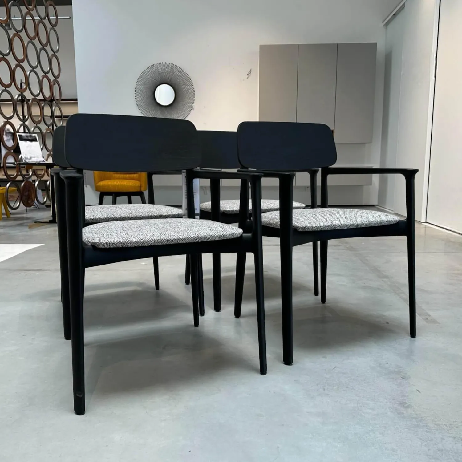 Poliform Stuhlsets|4er-Set Stuhl Curve Stoff E Skyros 04 Visione Grau Gestell Ulme Schwarz