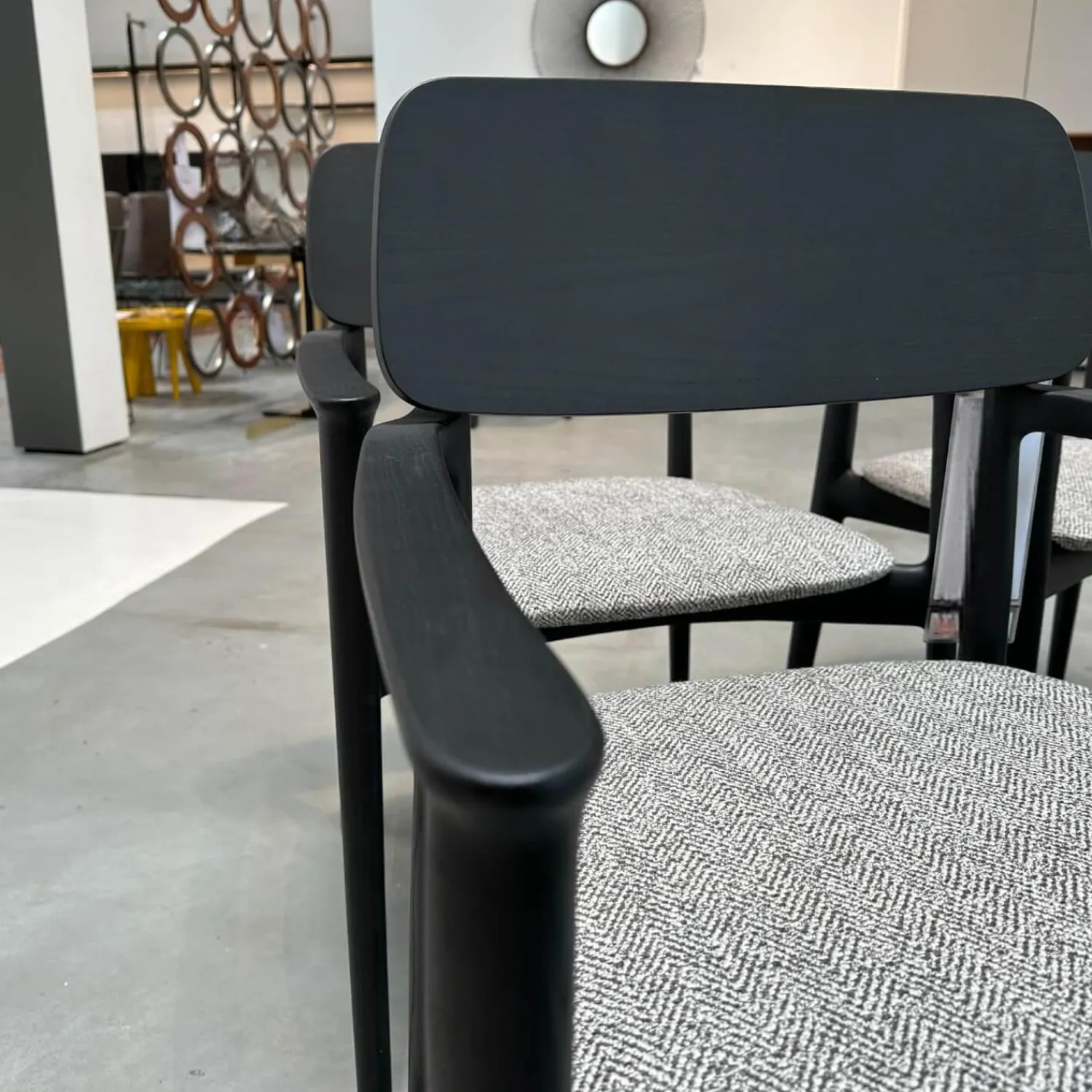 Poliform Stuhlsets|4er-Set Stuhl Curve Stoff E Skyros 04 Visione Grau Gestell Ulme Schwarz