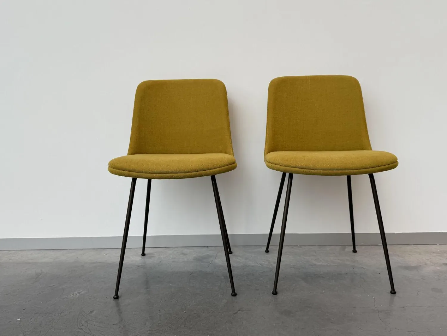 &tradition Stuhlsets|2er-Set Stuhl Rely Stoff Tube Base Hot Madison 528 Gelb Gestell Aluminium Bronze Schwarz Mit Plastikgleitern