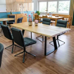 Wimmer Essgruppen|Essgruppe 18 Hundert Kuffentisch Rustikale Asteiche Hartwachsöl Natur Äste Gestell RAL7021 Schwarzgrau Mit 4 Stativstühlen Ohne Deko