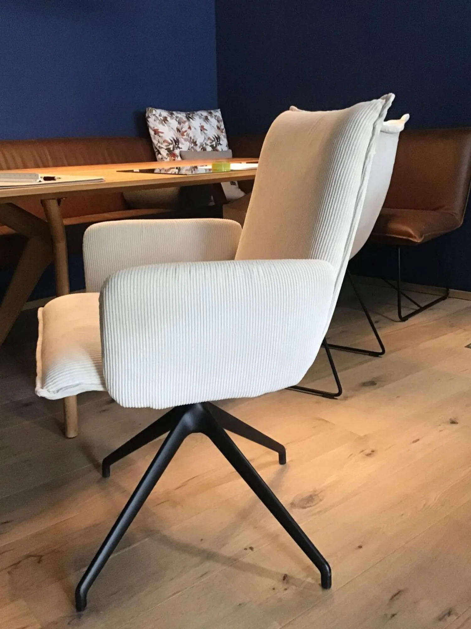 Haas Essgruppen|Essgruppe 3 Stühle Und Eckbank Mason Leder Rawhide Cognac Braun Und Stoff Lisboa 5 Beige Gestell Schwarz, inkl. Tisch