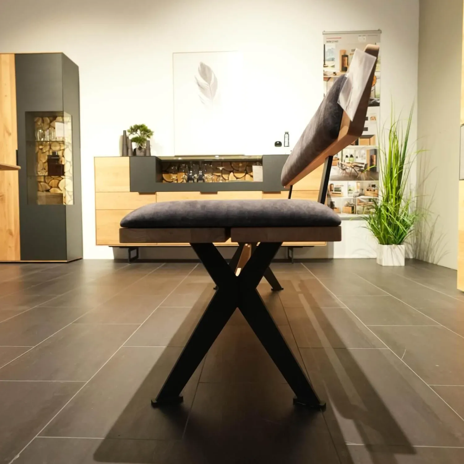 Wiemann Essgruppen|Essgruppe 45225 Tisch Wildeiche Massiv Natur Gestell Metall Lack Schwarz 2140 Stühle Und Bank 663 66SN Wildeiche Natur Effekt Lack Amour 12201 Dark Grey Grau Rücken Stoff Forza 12305 Gestell Metall