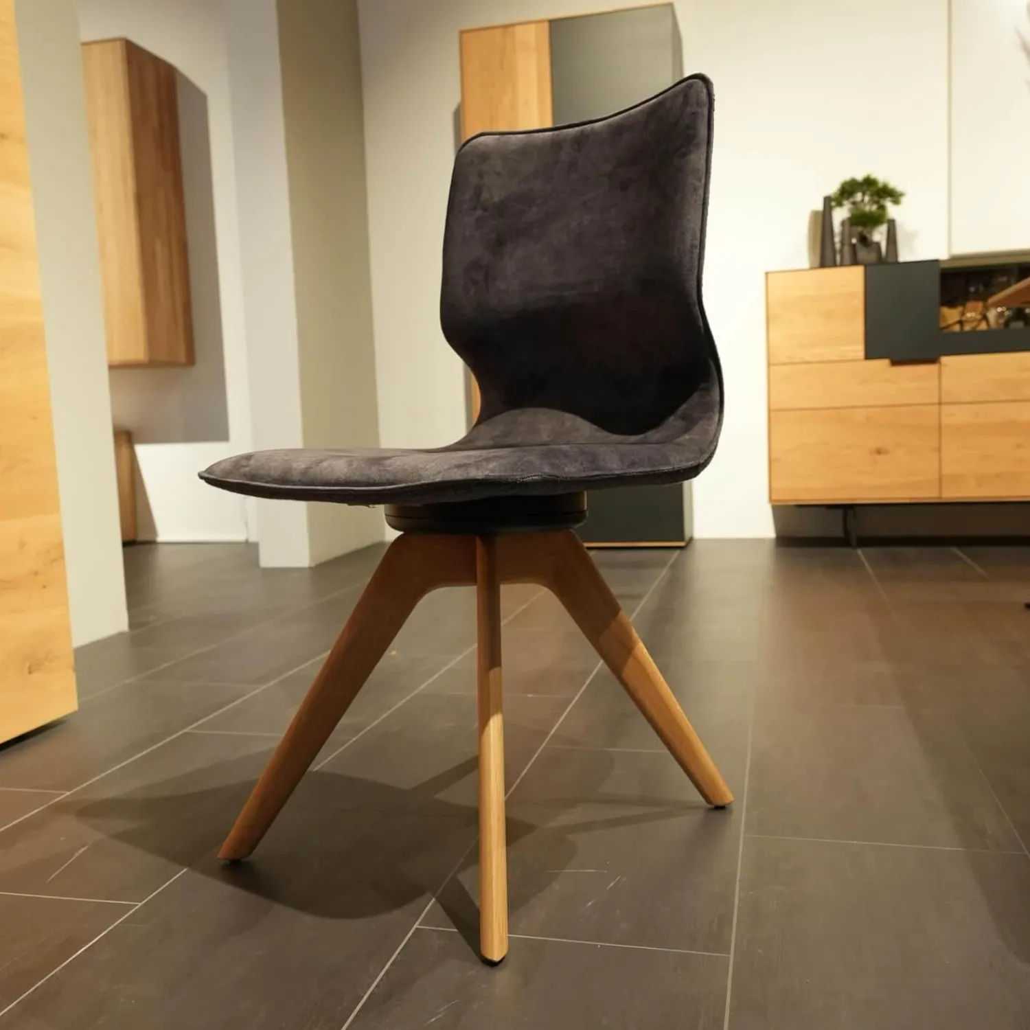 Wiemann Essgruppen|Essgruppe 45225 Tisch Wildeiche Massiv Natur Gestell Metall Lack Schwarz 2140 Stühle Und Bank 663 66SN Wildeiche Natur Effekt Lack Amour 12201 Dark Grey Grau Rücken Stoff Forza 12305 Gestell Metall