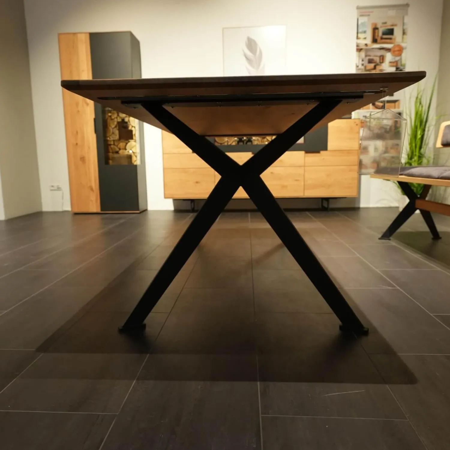Wiemann Essgruppen|Essgruppe 45225 Tisch Wildeiche Massiv Natur Gestell Metall Lack Schwarz 2140 Stühle Und Bank 663 66SN Wildeiche Natur Effekt Lack Amour 12201 Dark Grey Grau Rücken Stoff Forza 12305 Gestell Metall